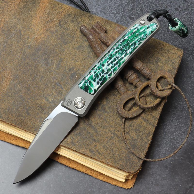 25/040 Rinkhals - Arno Bernard Knives - Slipjoint Titan Taschenmesser RWL34 mit Beschalung Kudu Knochen grün