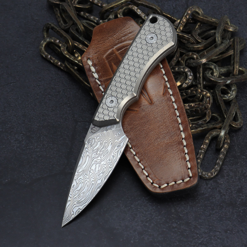 Prototyp SK09 Damast Auspicious mit Titan Honeycomb Scales und Lederscheide