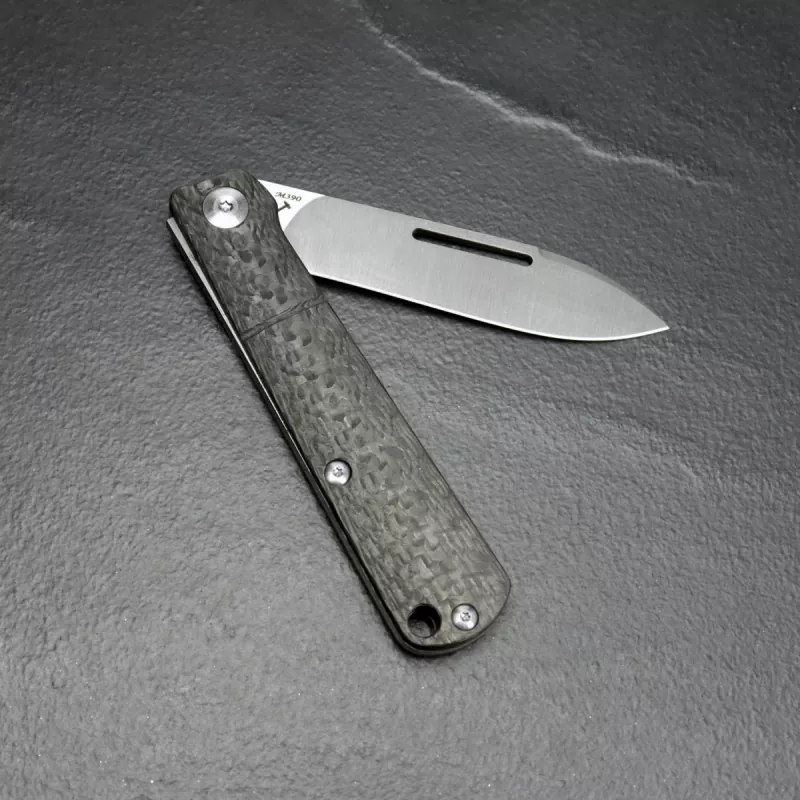JE made Barlow with carbon handle and inlay shield made of paper micarta M390 steel