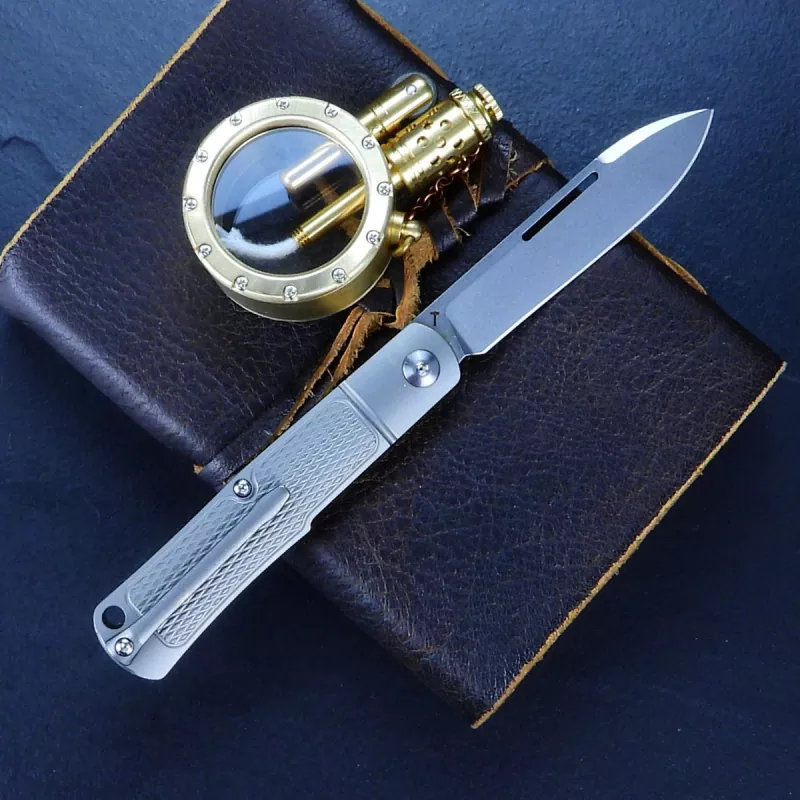 J.E. Made Knives Gunstock Stonewashed Klinge aus CPM-S35Vn Griff aus Titan checkered Slipjoint Messer