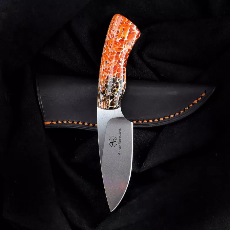 Gecko by Arno Bernard Knives with kudu bone 2-colored dyed EDC knife with leather sheath and matching seam