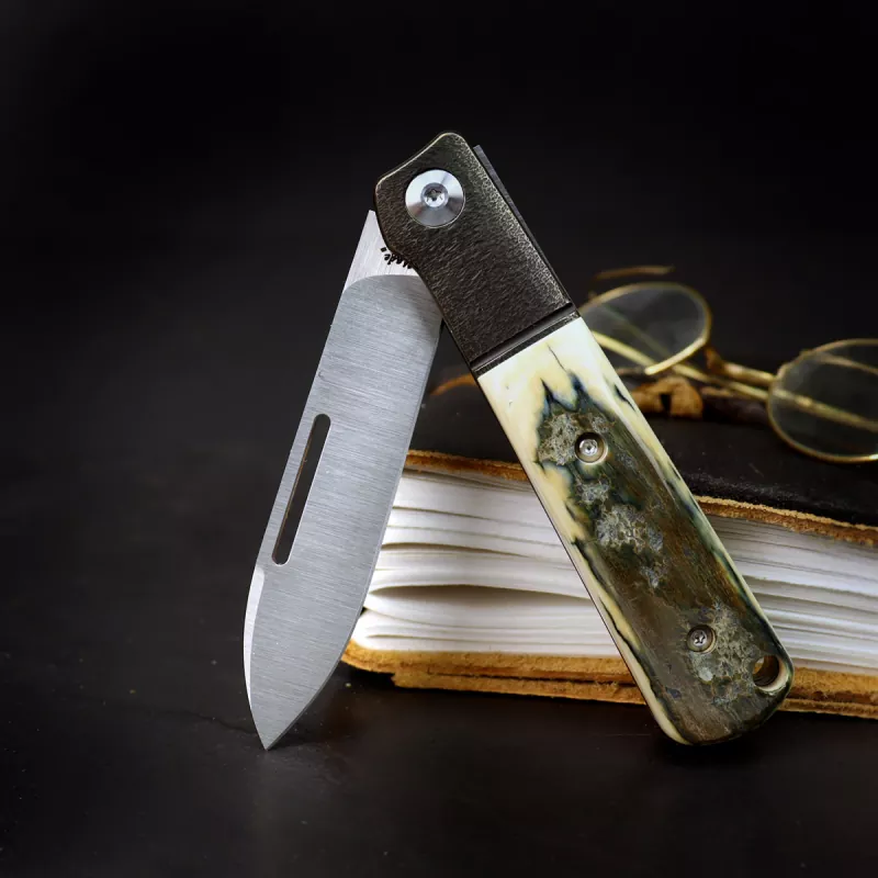 JE made Knives Barlow Taschenmesser mit Mammutstoßzahn M390 Hand jigged bronze bolster