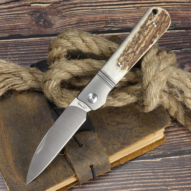 J.E. Made Knives - Swayback M390 Titan Slipjoint Taschenmesser mit Titan Bolster Hirschhorn