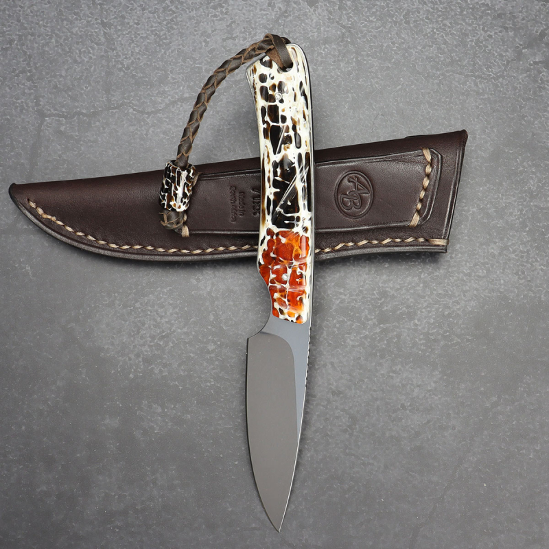 Marmoset Arno Bernard Knives Kleines Jagdmesser aus N690 mit Griff aus 2 farbigen Kuduknochen orange braun