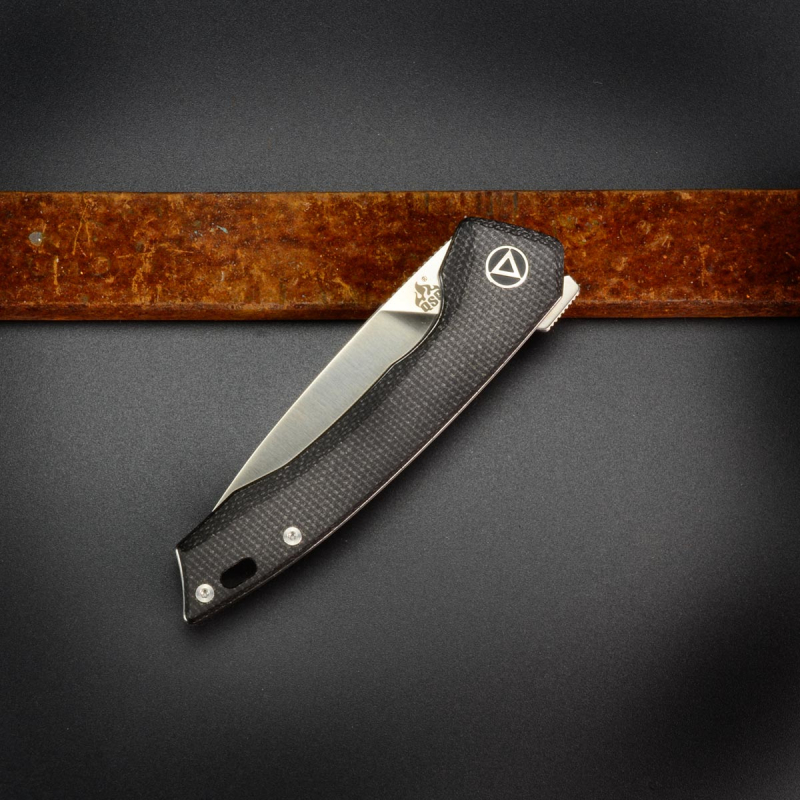 QSP knife Leopard Linerlock Folder with 14C28N steel and linen micarta black