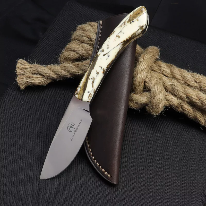 Sable hunting knife / skinner from South Africa Arno Bernard with warthog dyed and leather sheath