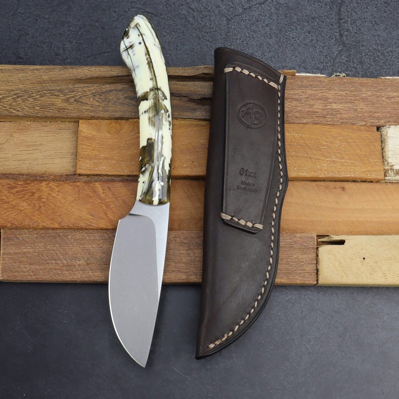 Das Sable - Ein Jagdmesser von Arno Bernard knives mit Warthog dyed und Lederscheide