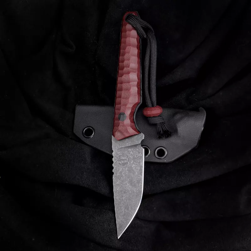 SK07-EDC Special Edition made of O1 steel with burgundy G10 grip scales and black liner