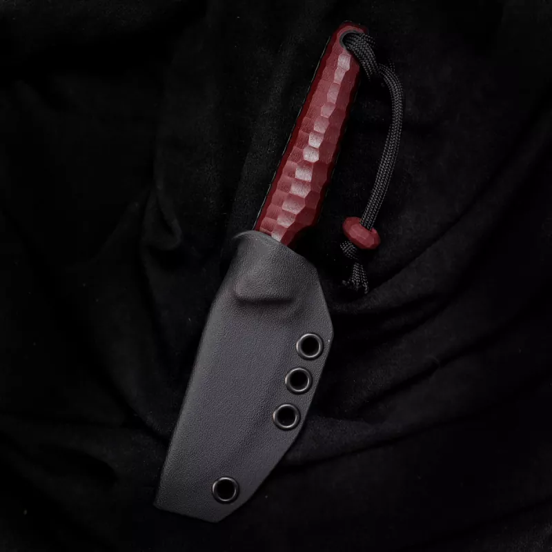 SK07-EDC Special Edition made of O1 steel with burgundy G10 grip scales and black liner