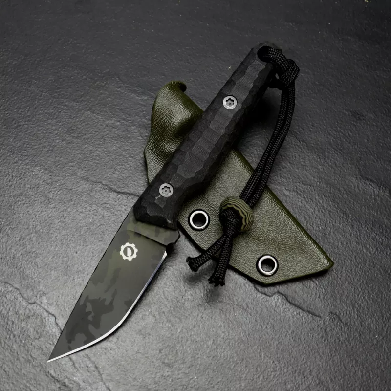 SK07-EDC knife in "camo finish" with removable handle in SB1 steel and MDK Kydex in Nato green