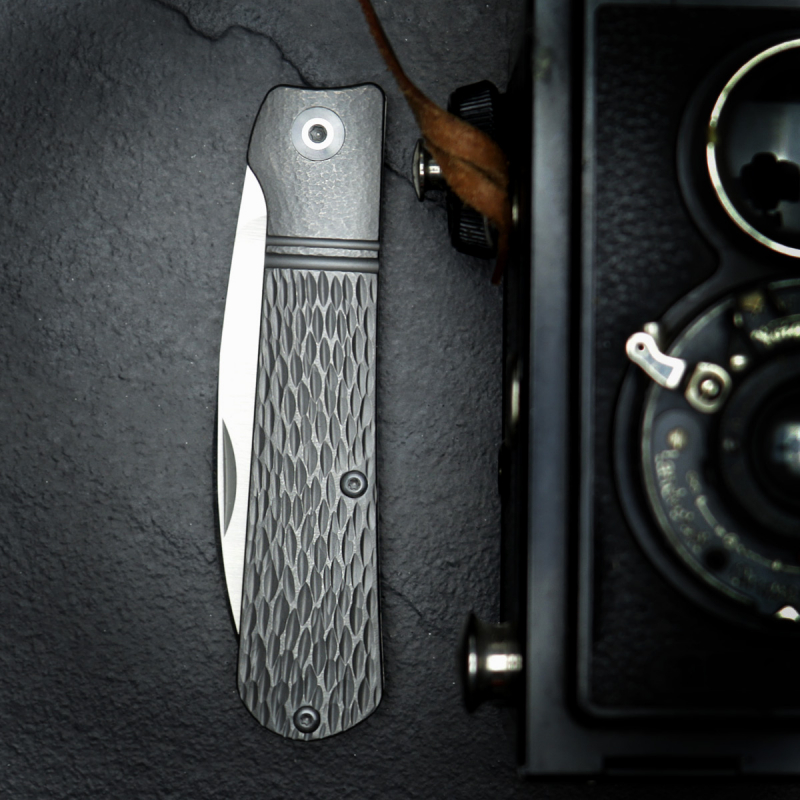 J.E. Made Knives Swayback M390 handgraviert Titan mit Hidden Thong Pin und Lederpouch Slipjoint Taschenmesser