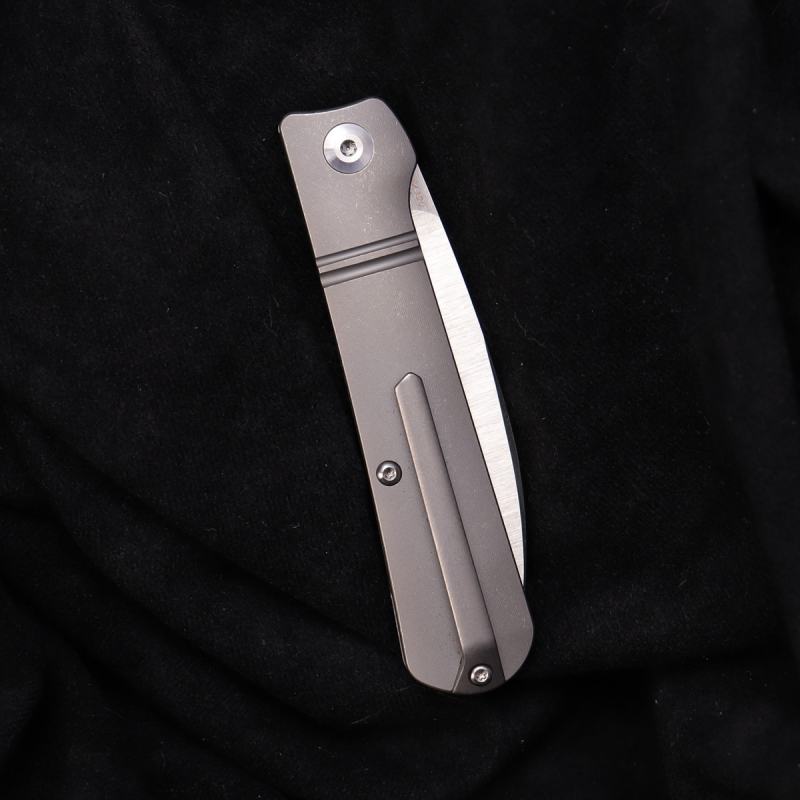 J.E. Made Knives - Swayback M390 Smooth mit Clip Titan Slipjoint Messer mit Hidden Thong Pin