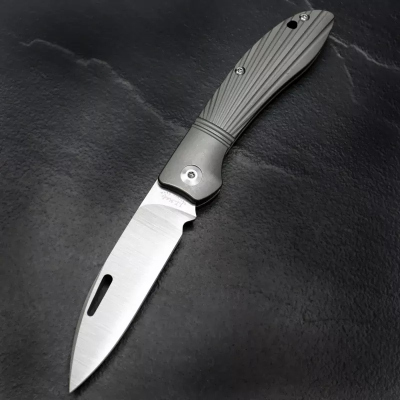 J.E. Made Knives - Phönix full Titan gestrahlt Slipjoint Messer mit Ray Milling CPM S35VN