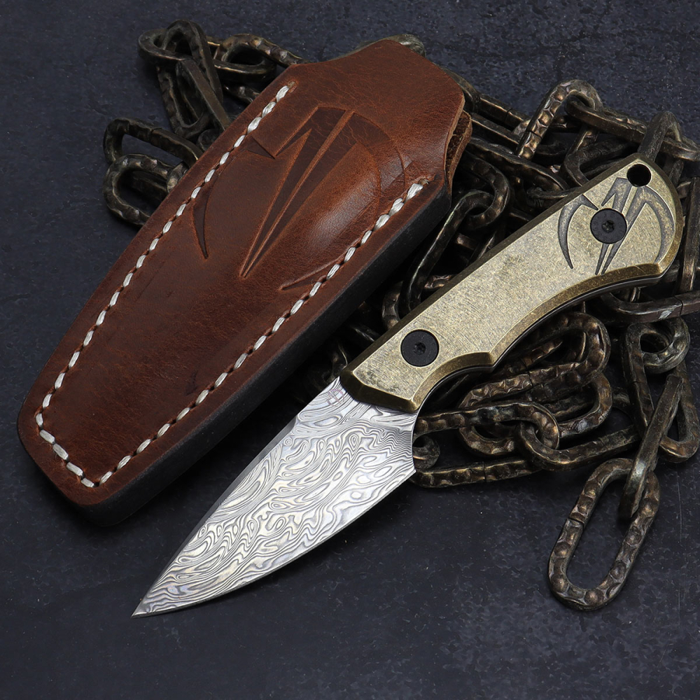 Prototyp SK09 Damast Auspicious mit dark Messing Scales und MDK Logo und Lederscheide