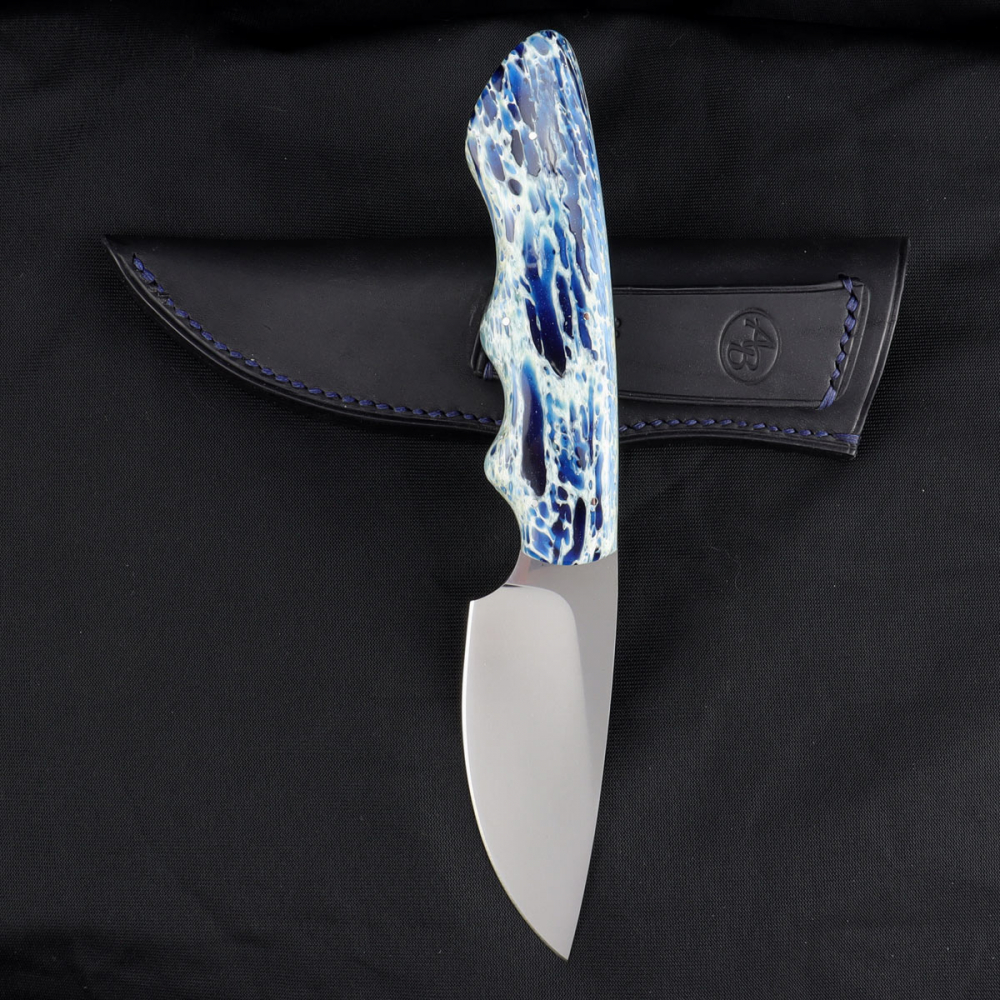 Arno Bernard Knives "Great White" mit Kudu Knochen blau gefärbt und N690 Stahl