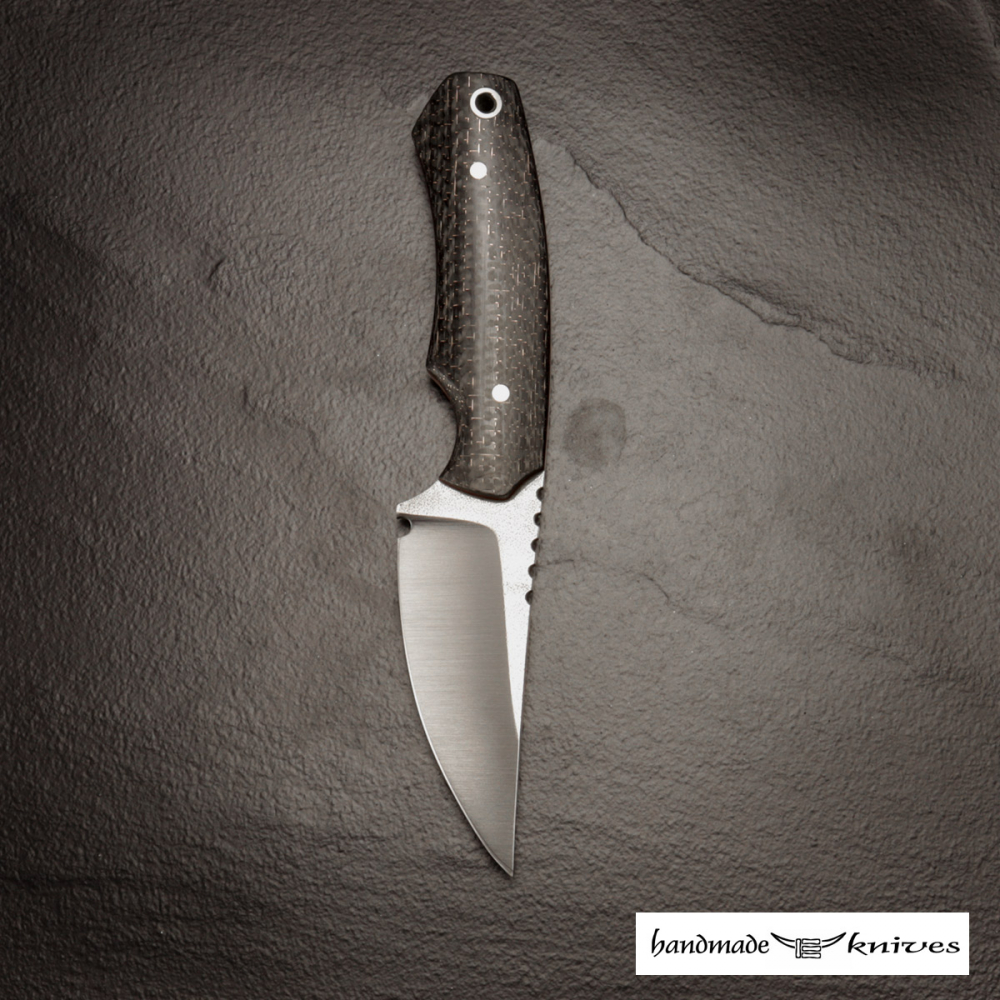 Steffen Bender Custom Neck Knife aus SB1 Stahl mit Lightning Strike Carbon und rotem Liner incl. Kydex