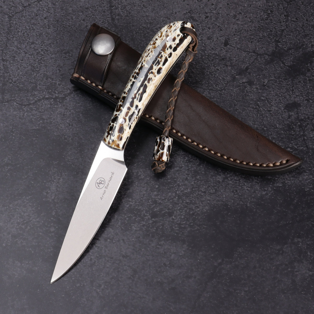 Fin & Feather von Arno Bernard Knives mit stabilisierten Griff aus Kuduknochen braun