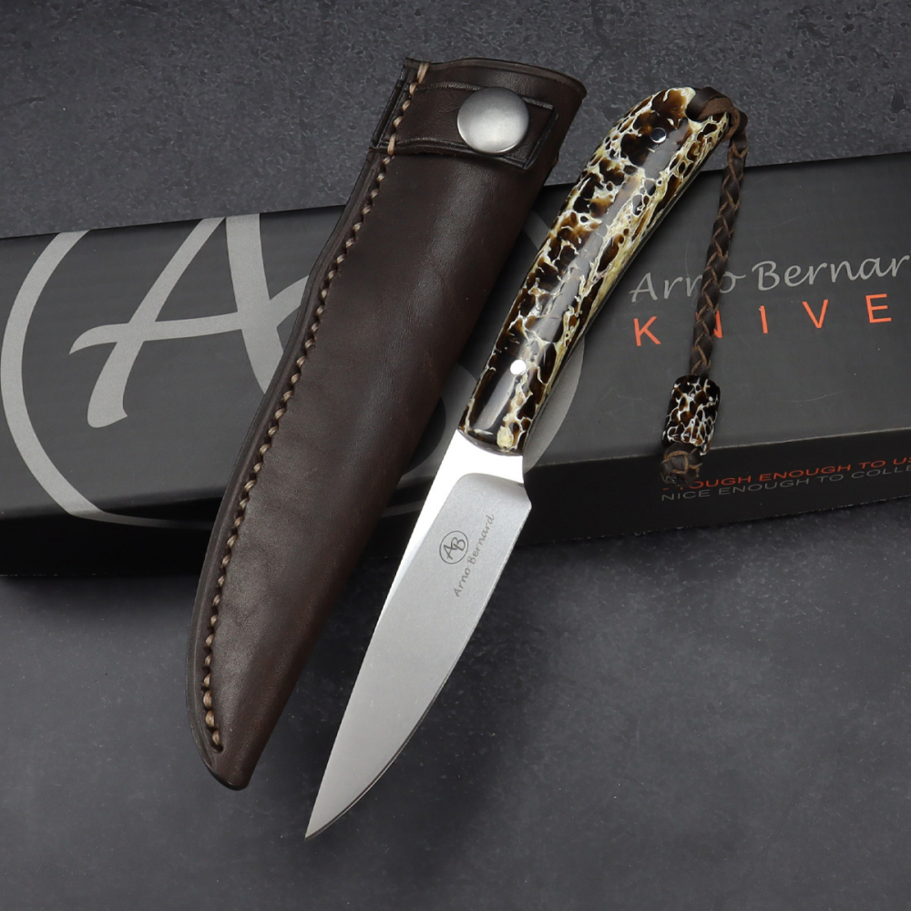 Fin & Feather von Arno Bernard Knives mit stabilisierten Griff aus Kuduknochen braun