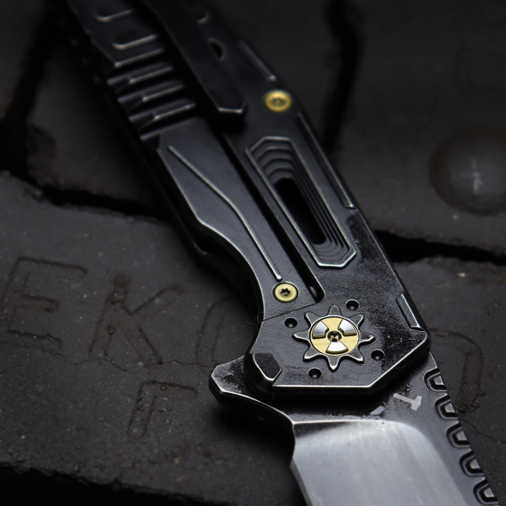 Folder Combustion 2018 - JE made Knives M390 blade Titanium handle black Knives with history