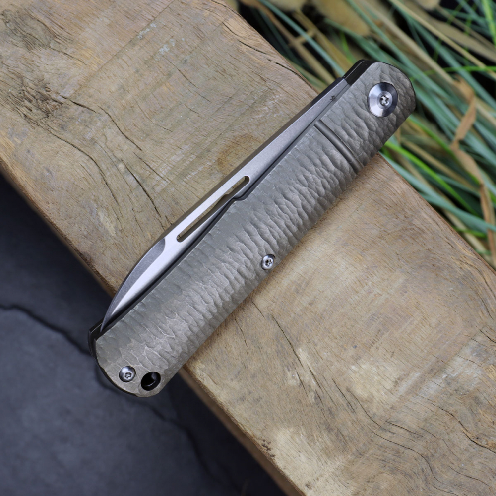 J.E. Made Knives Gunstock Stonewashed Klinge CPM-S35Vn Griff aus Titan per Hand gegrooved