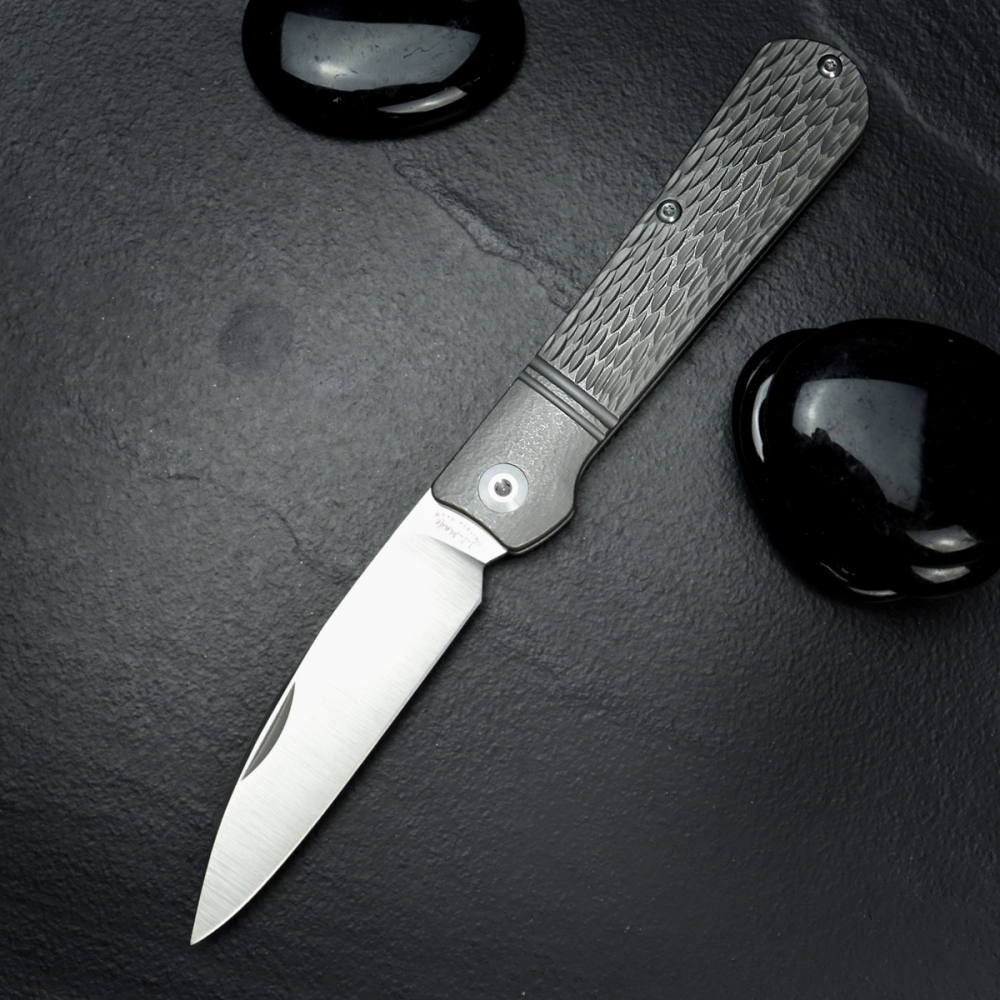 J.E. Made Knives Swayback M390 handgraviert Titan mit Hidden Thong Pin und Lederpouch Slipjoint Taschenmesser