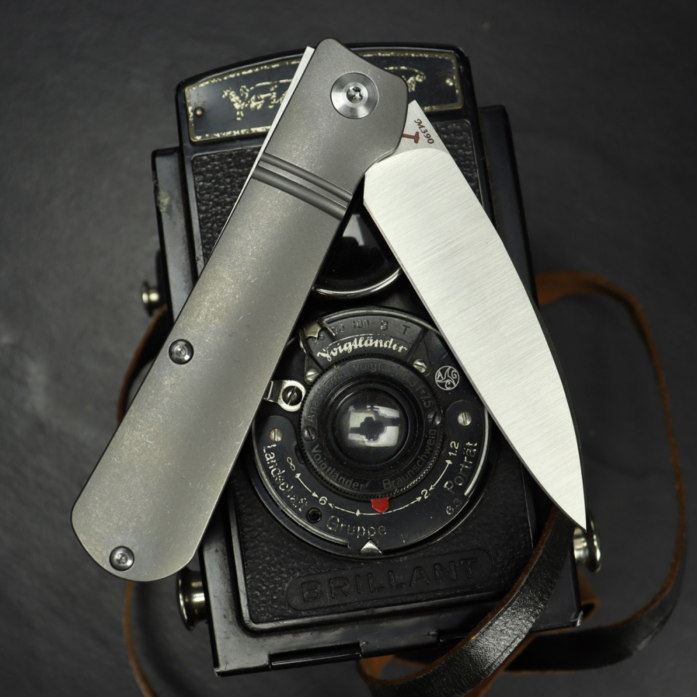 J.E. Made Knives - Swayback M390 Smooth mit Clip Titan Slipjoint Messer mit Hidden Thong Pin
